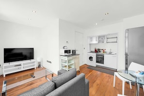 A modern apartment with a living room, kitchen, and dining area. - 6SH  one bed in Holborn sleeps 2 (London)