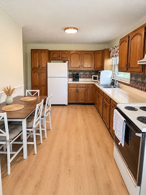 Private kitchen - Quiet Country Retreat with 1 Gig Wi-Fi, Mountain View, & Bonus Storage (New Market)