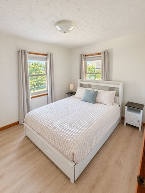 Room - Quiet Country Retreat with 1 Gig Wi-Fi, Mountain View, & Bonus Storage (New Market)
