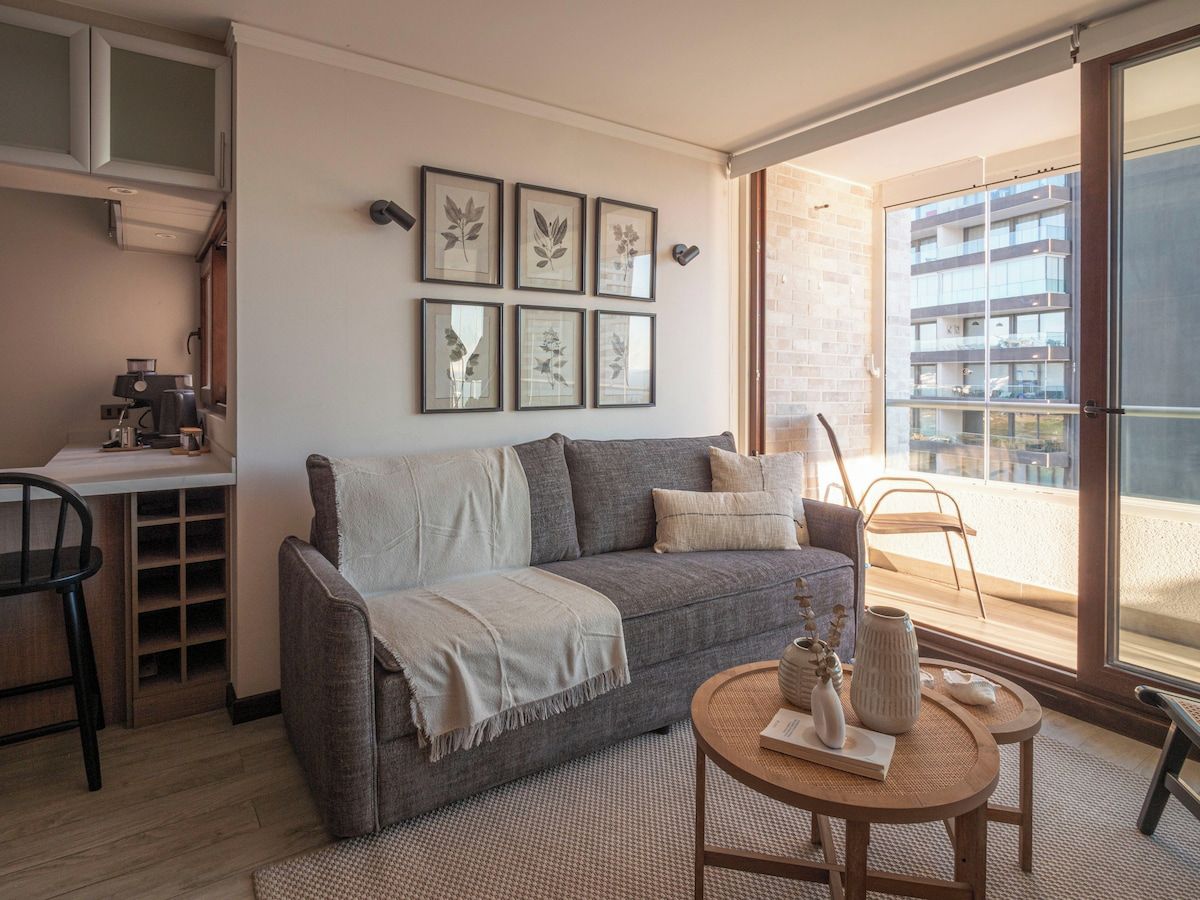 Una sala moderna con un sofá, una mesa de centro y un comedor.