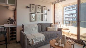 Una sala moderna con un sofá, una mesa de centro y un comedor.
