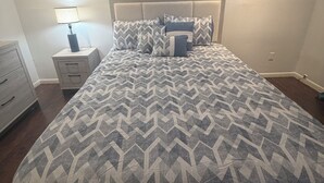 A bedroom with a bed, a nightstand, a lamp, and a dresser. - Niarys house houston and Missouri City (Missouri City)