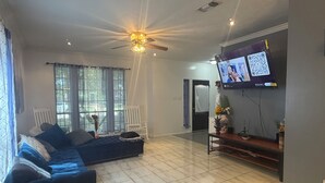 Living area - Niarys house houston and Missouri City (Missouri City)