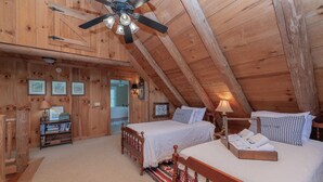 Room - Phenomenal 3-bedroom cabin with Breathtaking Views in charming Pickens County! (Pickens)