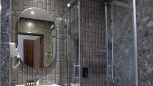 Combined shower/bathtub, free toiletries, hair dryer, slippers - Cardinal Hotel Quba (Quba)