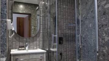 Ducha y bañera combinadas y artículos de higiene personal gratuitos