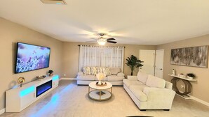 Smart TV - 3BR Home w/ Pool Table Lanai, Roku TVs & Fiber WiFi – 10 Min to Daytona Beach (South Daytona)