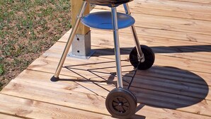 A portable barbecue grill on a wooden deck. - Vrbo Property (Richerenches)