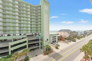 Ein mehrstöckiges Hotel mit Tiefgarage, in Strandnähe und mit freiem Blick auf den Ozean.