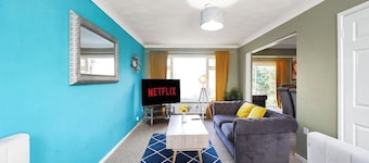 Elegant 4 Bed House - Parking and Garden -Sleeps 8