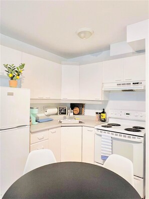 Private kitchen - Vrbo Property (Montréal)