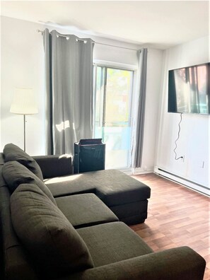 Living area - Vrbo Property (Montréal)