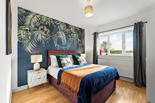 Stylish Langley Mill Stay | Sleeps 11