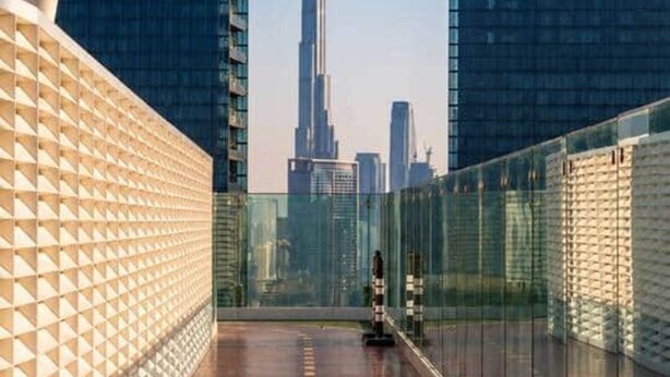 Un paso de peatones con una vista despejada del Burj Khalifa al fondo.