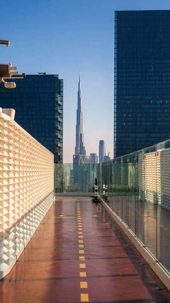 Un passeig per a vianants amb una vista clara de l'Burj Khalifa al fons.