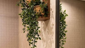 Un baño con bañera, lavamanos y artículos de aseo, y un espejo.