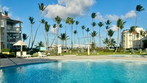 Pool - Playa Turquesa C-202, cozy 3-bedroom apartment, AC and WiFi, free beach chairs (Bavaro)