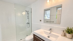 Bathroom - Playa Turquesa C-202, cozy 3-bedroom apartment, AC and WiFi, free beach chairs (Bavaro)