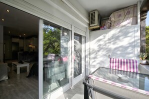 A modern kitchen with a built-in oven and a dining area with a glass table and chairs. - Apartment 'Right in The Golden Mile 200 Metres' with Shared Pool, Wi-Fi and Air Conditioning (Marbella)
