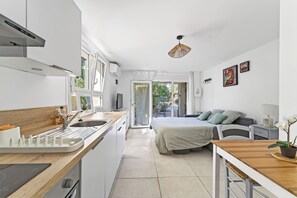 Eine moderne Küche mit einer Holzausziehtheke, einem Spülbecken und einem eingebauten Backofen.
