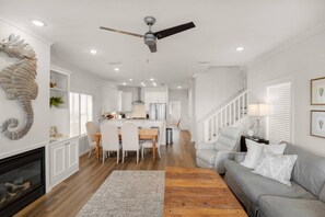 Un intérieur moderne comprenant un coin repas, une cuisine et un salon.