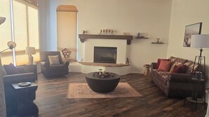 Living area - Gorgeous 4-bedroom private house in welcoming Placitas perfect for families (Placitas)