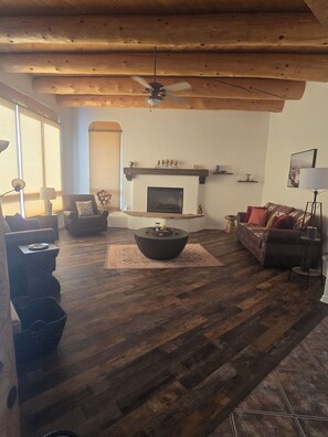 Living area - Gorgeous 4-bedroom private house in welcoming Placitas perfect for families (Placitas)