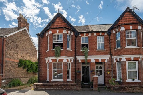 2 Bed Flat Near Station With Driveway
