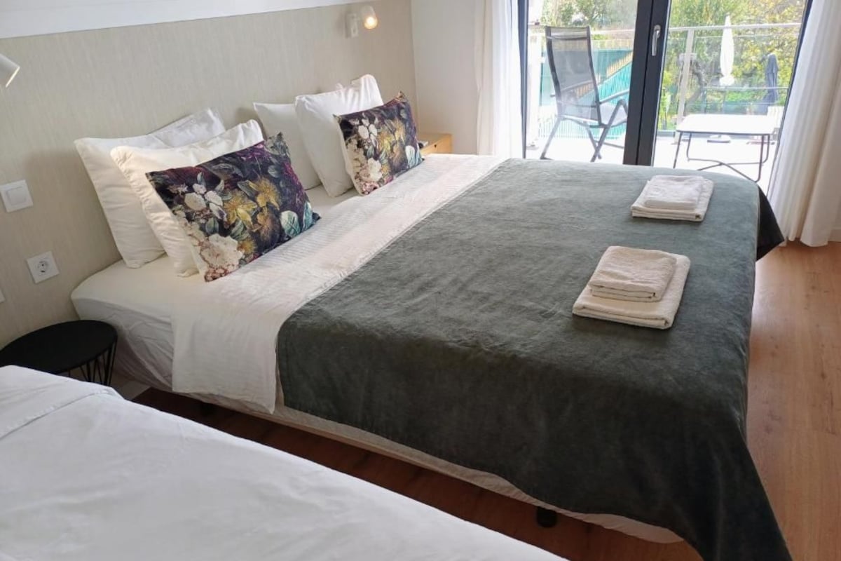 Phòng 3 Deluxe, ban công, quang cảnh sân vườn | Phòng cách âm, bàn ủi/dụng cụ ủi quần áo 