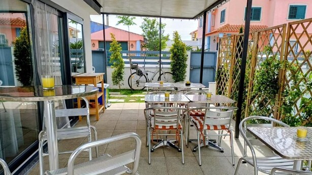 Outdoor dining - Relax & Travel (Almada)