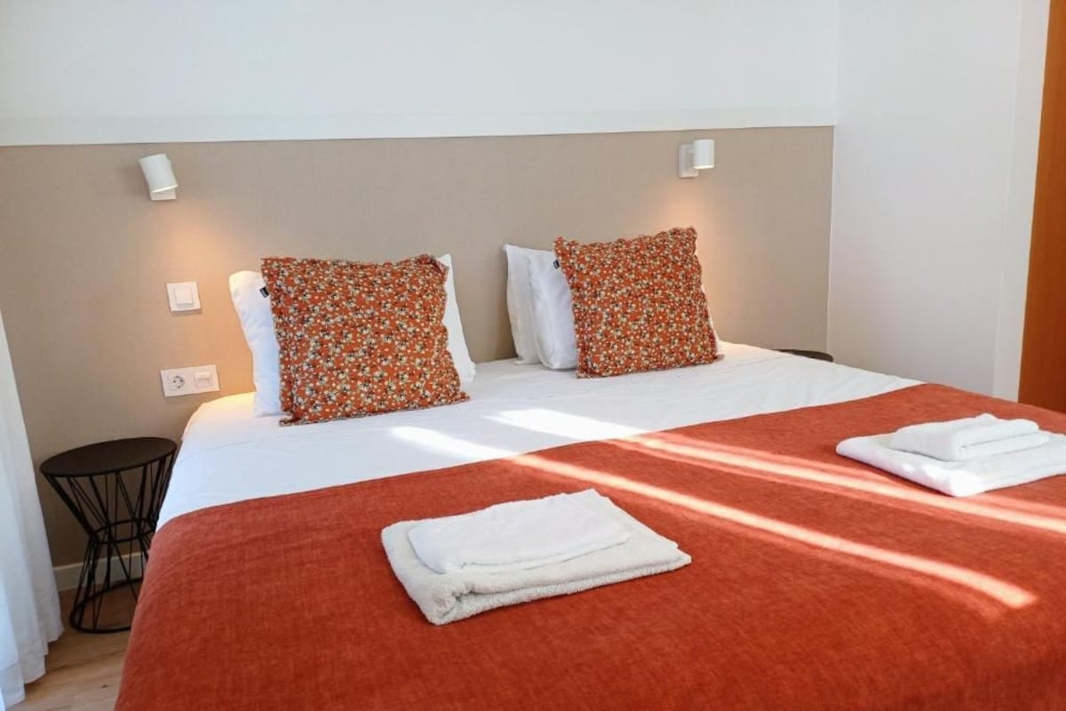 Phòng đôi Deluxe, ban công, quang cảnh vườn | Phòng cách âm, bàn ủi/dụng cụ ủi quần áo 