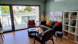 Living area - Relax & Travel (Almada)