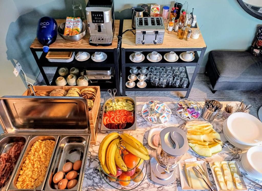 Un buffet proposant une variété de plats et d’appareils de cuisine.