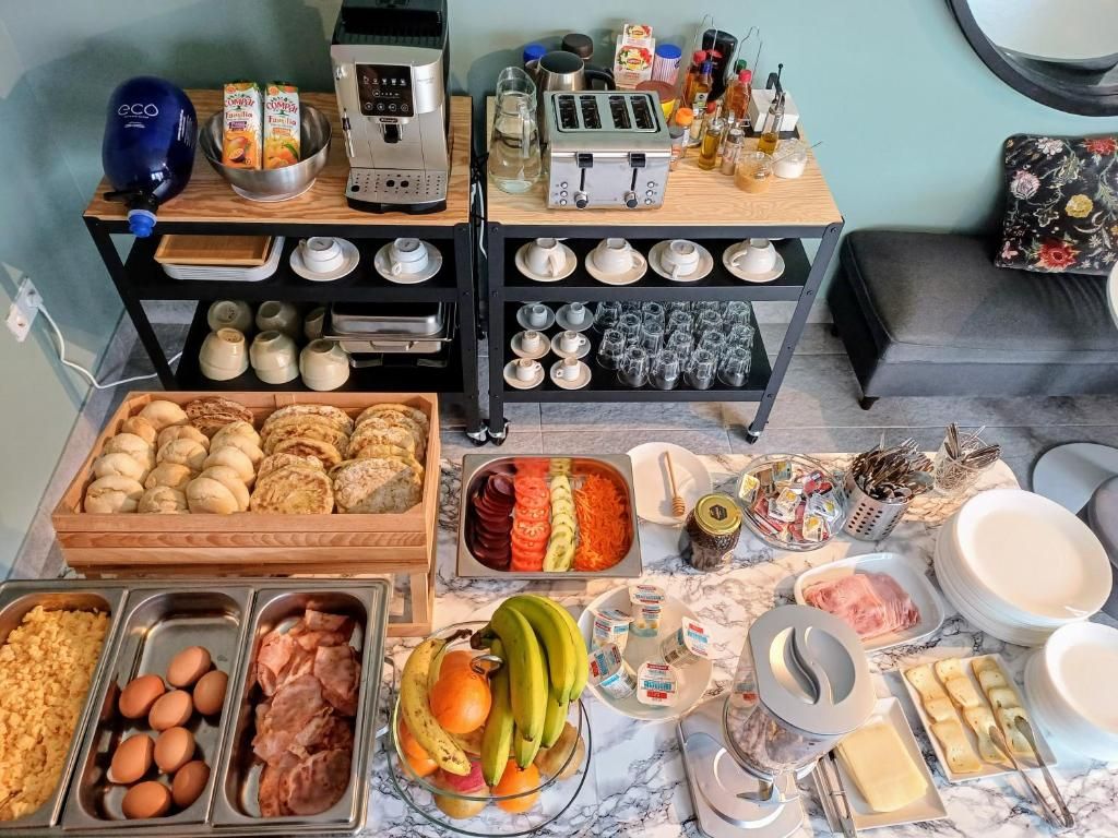 Ein Frühstücksbuffet mit verschiedenen Speisen und Küchengeräten.