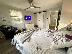 A bedroom with a bed, a television, a wardrobe, a desk, and a chair. - Quiet & near downtown Carnegie (Carnegie)