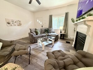 A living room with a sofa set, a coffee table, and a fireplace. - Private clean McKees Rocks 2 King bed House (Pittsburgh)