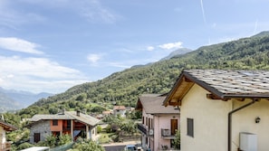 A residential area with houses, a mountain backdrop, and a clear sky. - Abri Douillet - Cozy Apartment with Private Parking in Saint-Marcel (Saint-Marcel)