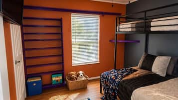 Desk, WiFi, bed sheets