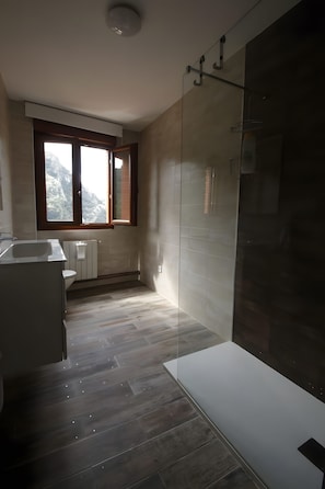 A modern bathroom with a shower, a bathtub, and a window with a view of a mountainous landscape. - Country House 'El Mirador De Jozarcu' with Mountain View, Balcony and Wi-Fi (Navedo)