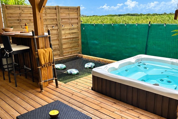 Outdoor spa tub
