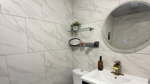 Bathroom - Downtown Hermann Single Barrel Suite Loft at Lionheart Distillery (Hermann)