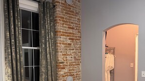 Room - Downtown Hermann Single Barrel Suite Loft at Lionheart Distillery (Hermann)