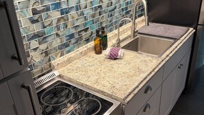 Private kitchen - Downtown Hermann Single Barrel Suite Loft at Lionheart Distillery (Hermann)