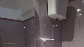 Bathroom - Room 'Camera Matrimoniale' with Wi-Fi and Air Conditioning (Grosseto)