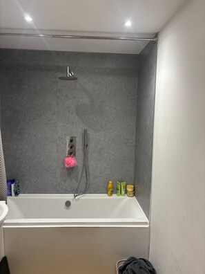 Bathroom - Stylish 1 Bedroom Town Centre Flat in Saltash 5 Mins from Train Station (Saltash)