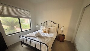 Room - Your cozy townhome with AC and pool in vibrant Mesa (Mesa)