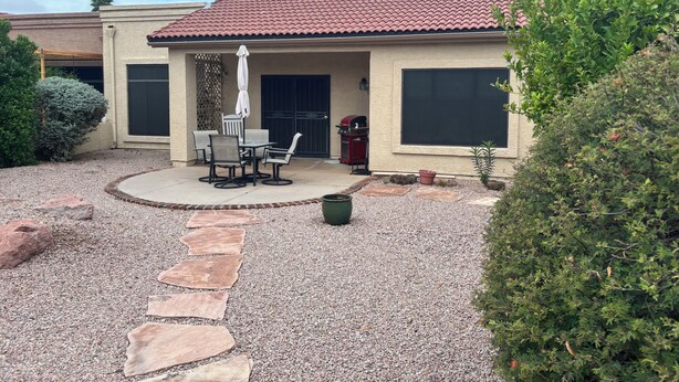 Outdoor dining - Your cozy townhome with AC and pool in vibrant Mesa (Mesa)
