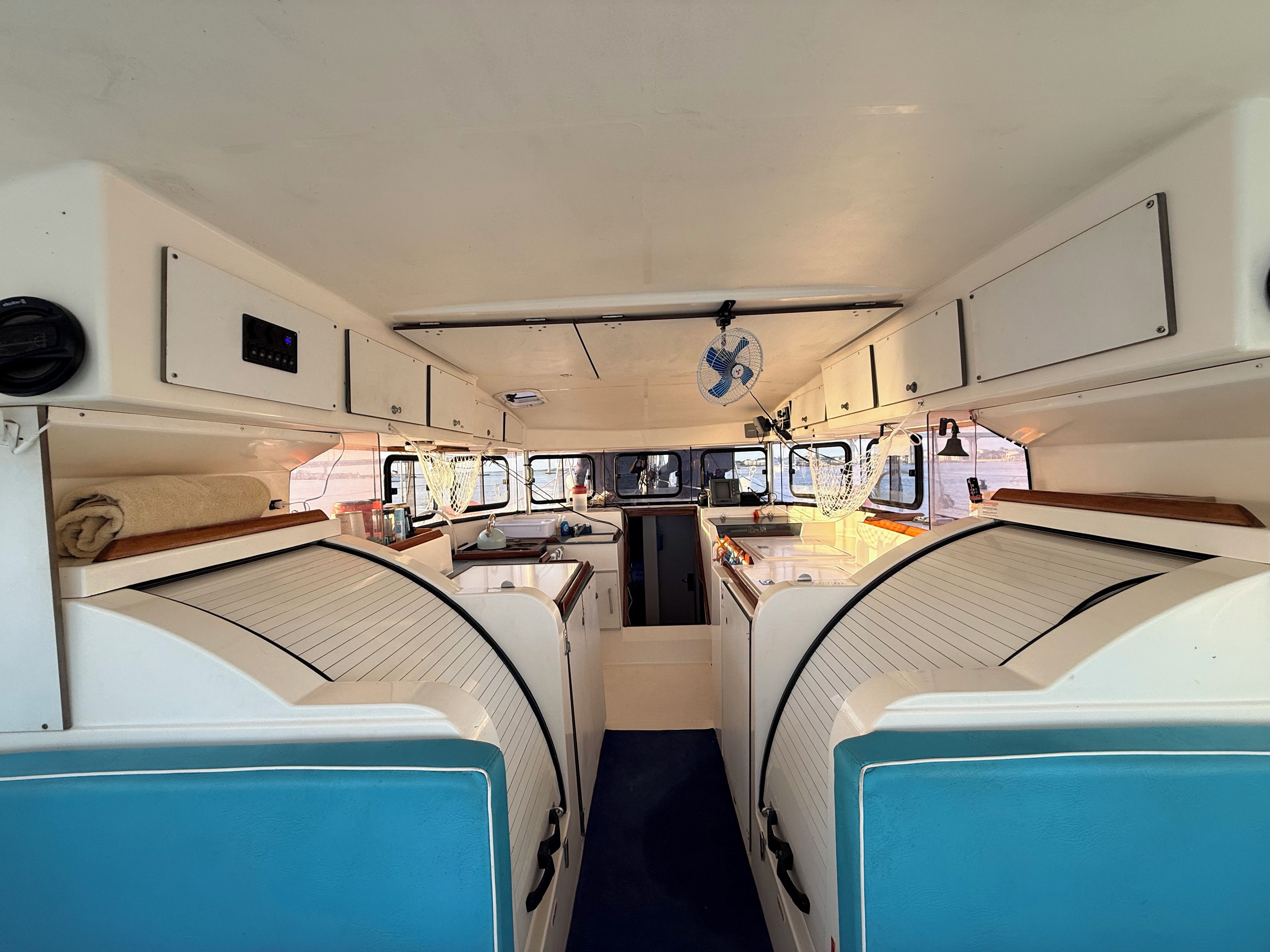 Een compact interieur met kitchenette, zithoek en uitzicht.