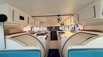 Een compact interieur met kitchenette, zithoek en uitzicht.
