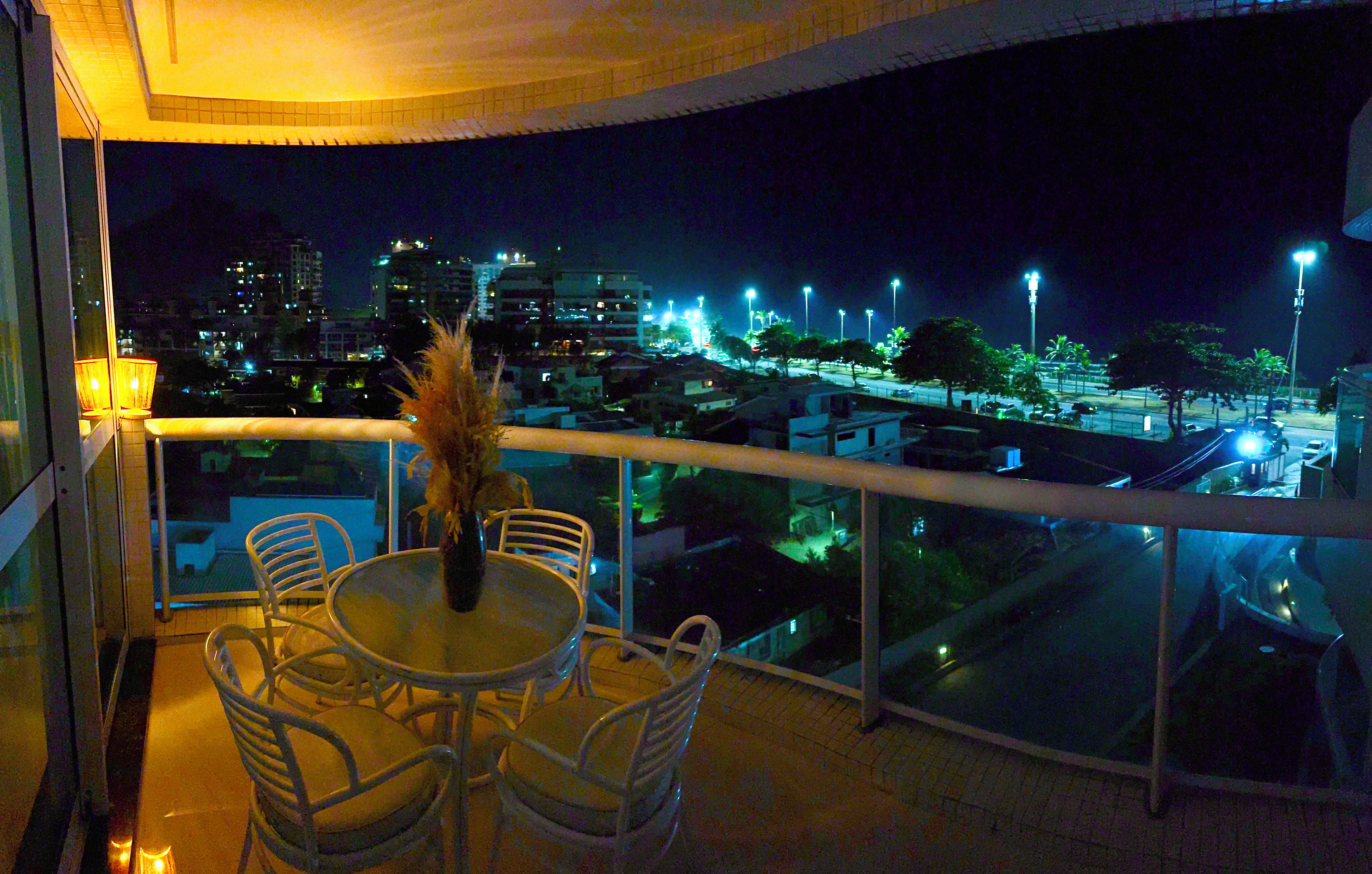 Departamento Deluxe, lanai, vista al mar | Restaurante al aire libre
